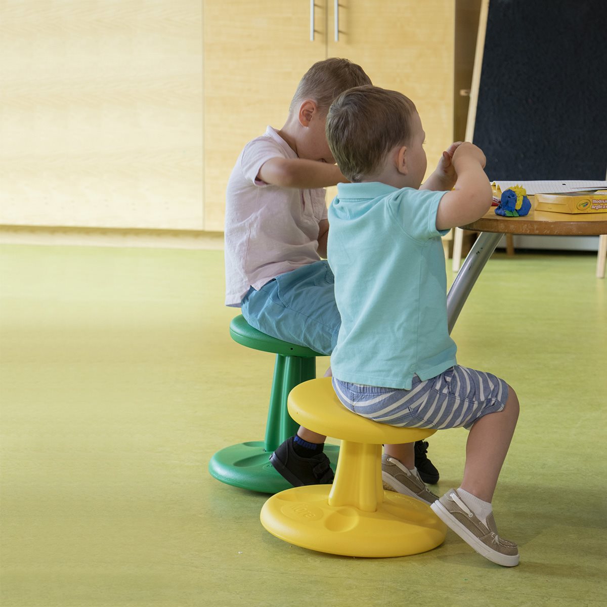 Tabouret oscillant antimicrobien pour enfants de Kore - 41 cm